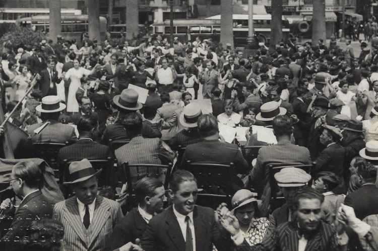 Barcelona, 11 de juny de 1933. Ballada de Sardanes a la plaça Universitat amb motiu de la inauguració del Centre Comarcal Lleidatà.